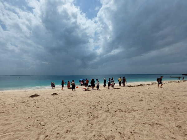 Menschen am Strand von Tansania